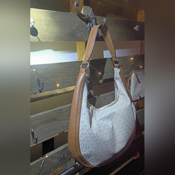 Michael Kors Lydia Hobo bag & clutch set & MK Dust Bag NWT ~ BONUS! - Picture 4 of 16